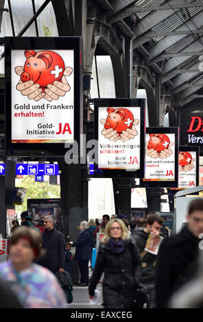 Zürich, Schweiz. 21. November 2014. Jede Menge Referendum Wahlplakate für das Schweizer Gold-Initiative Referendum in Zürich wichtigsten Sation. Mit einer Woche zu gehen wird die Kampagne für das Referendum der Schweizer Gold-Initiative in voller Stärke in der ganzen Schweiz. Das umstrittene Referendum strebt zu zwingen, die Schweizerische Nationalbank, mindestens 20 % aller Vermögenswerte in physisches Gold zu halten. Bildnachweis: Erik Tham/Alamy Live-Nachrichten Stockfoto