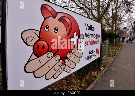 Zürich, Schweiz. 21. November 2014. Eine große Referendum Wahlplakat für die Schweizer "Gold-Initiative" an einer Straße in Zürich. Mit einer Woche zu gehen wird die Kampagne für das Referendum der Schweizer Gold-Initiative in voller Stärke in der ganzen Schweiz. Das umstrittene Referendum strebt zu zwingen, die Schweizerische Nationalbank, mindestens 20 % aller Vermögenswerte in physisches Gold zu halten. Bildnachweis: Erik Tham/Alamy Live-Nachrichten Stockfoto