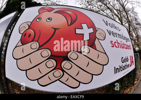 Zürich, Schweiz. 21. November 2014. Eine große Referendum Wahlplakat für die Schweizer "Gold-Initiative" an einer Straße in Zürich. Mit einer Woche zu gehen wird die Kampagne für das Referendum der Schweizer Gold-Initiative in voller Stärke in der ganzen Schweiz. Das umstrittene Referendum strebt zu zwingen, die Schweizerische Nationalbank, mindestens 20 % aller Vermögenswerte in physisches Gold zu halten. Bildnachweis: Erik Tham/Alamy Live-Nachrichten Stockfoto