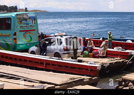 Holzfähre geladen mit Bus und Auto verlassen am Ufer des Lake Titicaca an der Meerenge von Tiquina in Bolivien Stockfoto