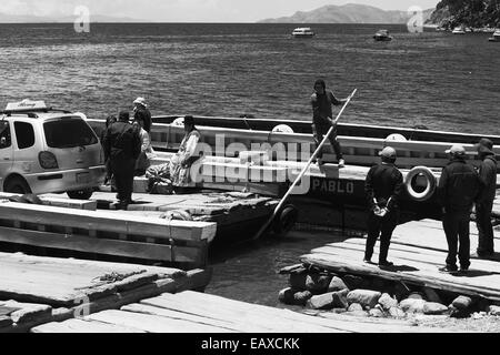 Fähre am See Titicaca an der Meerenge von Tiquina in Bolivien weggedrückt wird geladen Stockfoto