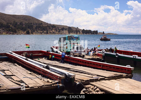 Holzfähre geladen mit Bus und Auto verlassen am Ufer des Lake Titicaca an der Meerenge von Tiquina in Bolivien Stockfoto