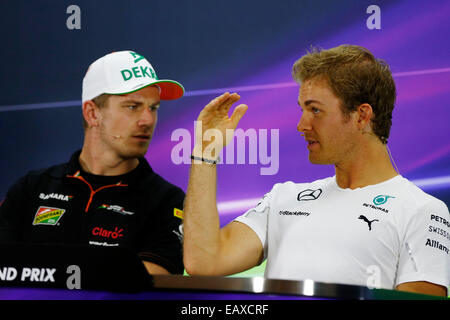 Abu Dhabi, Vereinigte Arabische Emirate. 20. November 2014. Motorsport: FIA Formel 1 Weltmeisterschaft 2014, Grand Prix von Abu Dhabi, #27 Nico Hülkenberg (GER, Sahara Force India F1 Team), #6 Nico Rosberg (GER, Mercedes AMG Petronas F1 Team), Credit: Dpa picture-Alliance/Alamy Live News Stockfoto