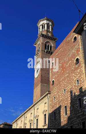 Torre del Lamberti von Piazza Delle Erbe, Verona, Italien, Veneto. Stockfoto