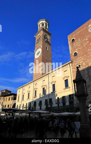 Torre del Lamberti von Piazza Delle Erbe, Verona, Italien, Veneto. Stockfoto