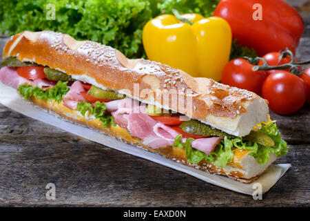 U-Boot-Sandwich mit Gemüse und Schinken, Selctive Fokus Stockfoto