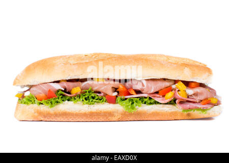 Isoliert auf weißem Sandwich mit Gemüse und Schinken Stockfoto