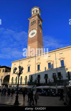 Torre del Lamberti von der Piazza Delle Erbe, Verona, Italien, Veneto. Stockfoto