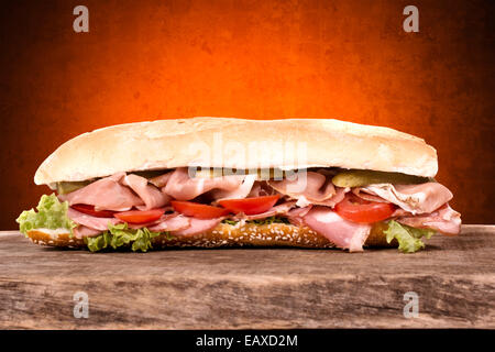 U-Boot-Sandwich mit Gemüse und Schinken Stockfoto