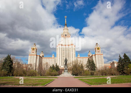 Moskauer Staatsuniversität Gebäude in Moskau im sonnigen Tag Stockfoto