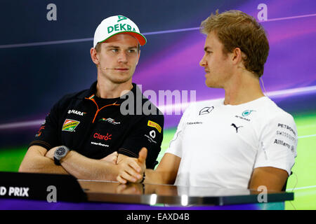 Abu Dhabi, Vereinigte Arabische Emirate. 20. November 2014. Motorsport: FIA Formel 1 Weltmeisterschaft 2014, Grand Prix von Abu Dhabi, #27 Nico Hülkenberg (GER, Sahara Force India F1 Team), #6 Nico Rosberg (GER, Mercedes AMG Petronas F1 Team), Credit: Dpa picture-Alliance/Alamy Live News Stockfoto