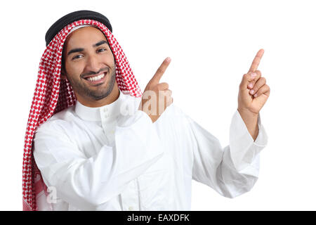 Arabische saudi Moderator Mann präsentiert, zeigt auf Seite isoliert auf weißem Hintergrund Stockfoto