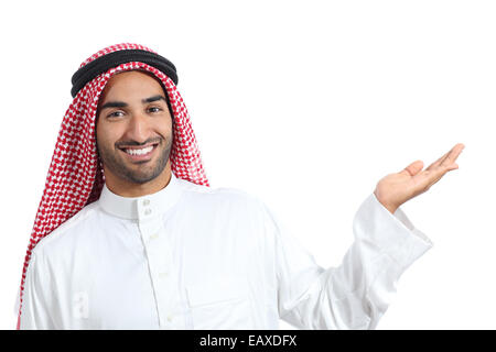 Saudi-arabische Promoter Mann präsentiert ein leeres Produkt isoliert auf weißem Hintergrund Stockfoto