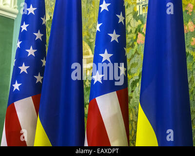 21. November 2014 - Fahnen USA und ukrainische--US-Vizepräsident Joe Biden hat angekündigt in Kiew um militärische Hilfe für die Ukraine in seinem Konflikt mit Russland zu erhöhen. Allerdings hat die russische Führung die Präsenz ihrer Truppen in der Donbass bestritten. © Igor Golovniov/ZUMA Draht/Alamy Live-Nachrichten Stockfoto