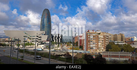 Spanien Katalonien Barcelona Plaça de Les Glories Torre Agbar Turm und Museum Design DHUB Stockfoto