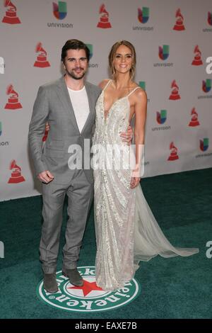 Las Vegas, Nevada, USA. 20. November 2014. Juanes, Karen Martínez im Ankunftsbereich für 15. Annual Latin GRAMMY Awards - Teil2, MGM Grand Garden Arena, Las Vegas, NV 20. November 2014. Bildnachweis: James Atoa/Everett Collection/Alamy Live-Nachrichten Stockfoto