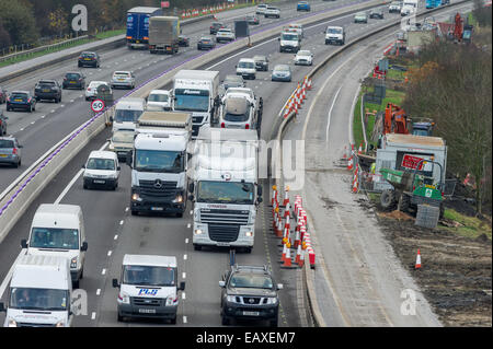 Schwere Autobahnverkehr durchläuft Road arbeitet auf der M1 in Derbyshire Kreuzung 28 bis 29. Stockfoto