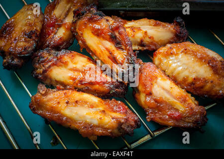 Hot spicy Bbq Hähnchenflügel auf Grill mit sauce Stockfoto