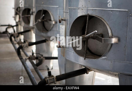 Teil der Technologie zur Herstellung von Pflaumenschnaps. Stockfoto