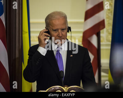 21. November 2014 hat - Kiew, Ukraine - US-Vizepräsident JOE BIDEN warnte, dass Russland "steigenden Kosten und größere Isolierung" Gesichter, wenn es scheitert, Frieden Angebote in Ukraine zu respektieren. Herr Biden sagte bei einem Besuch in der Ukraine, Russland weiterhin Feuerpausen zu verletzen. Er sprach nach Gesprächen mit Präsident Petro Poroshenko. Rund 4.300 Menschen sind vermutlich im östlichen Ukraine-Konflikt seit April gestorben sind. Russland wird regelmäßig der Bewaffnung separatistischer Rebels beschuldigt, aber seine Beamten dementieren. (Kredit-Bild: © Igor Golovniov/ZUMA Draht) Stockfoto