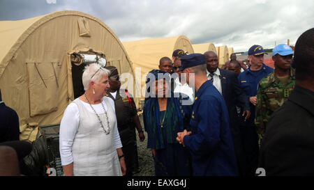 US-Botschafter in Liberia Deborah R. Malac gesellt sich Konteradmiral Scott F. Giberson und liberianische Präsidentin Ellen Johnson Sirleaf anlässlich die Einweihung von Monrovia Medical Unit (MMU), eine 25-Betten-Lazarett gebaut im Margibi County befindet sich Liber Stockfoto