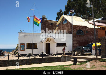 Das Gebäude von der Armada Boliviana (bolivianische Marine) in San Pablo de Tiquina am Ufer des Titicaca in Bolivien Stockfoto