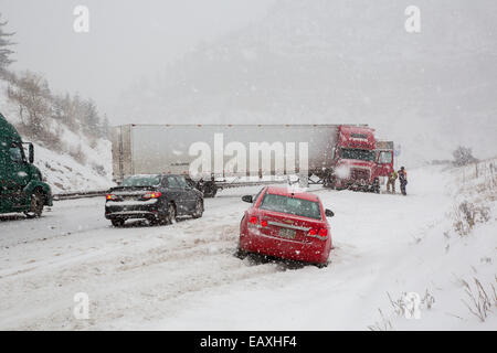 Vail, Colorado - A jackknifed LKW-Blöcke die westwärts Gassen der Interstate 70 während eines Schneesturms in den Rocky Mountains. Stockfoto