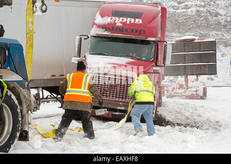 Vail, Colorado - ein Abschleppwagen LKW-Betreiber bereitet sich auf einen querstehenden LKW blockiert die westwärts Gassen der Interstate 70 zu schleppen. Stockfoto