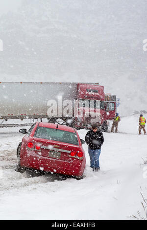 Vail, Colorado - A jackknifed LKW-Blöcke die westwärts Gassen der Interstate 70 während eines Schneesturms in den Rocky Mountains. Stockfoto