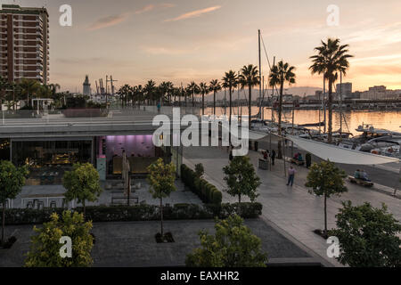 MUELLE MALAGA ABEND LICHT MALAGUETA MICHELIN RESTAURANT UNO ABENDLICHT Stockfoto