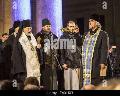 Anlässlich des Euromaidan 12. November 2014 in Kiew betete Ukrainer für den Frieden im eigenen Land. Heute wurde bekannt, dass Präsident Poroshenko unterzeichnete ein Dekret, das den Helden im Himmel Hunderte Titel Held der Ukraine verliehen. 21. November 2014. © Igor Golovniov/ZUMA Draht/Alamy Live-Nachrichten Stockfoto