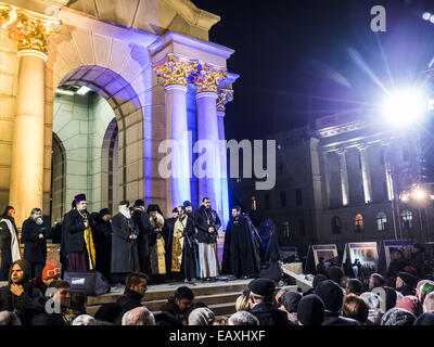 Anlässlich des Euromaidan 12. November 2014 in Kiew betete Ukrainer für den Frieden im eigenen Land. Heute wurde bekannt, dass Präsident Poroshenko unterzeichnete ein Dekret, das den Helden im Himmel Hunderte Titel Held der Ukraine verliehen. 21. November 2014. © Igor Golovniov/ZUMA Draht/Alamy Live-Nachrichten Stockfoto