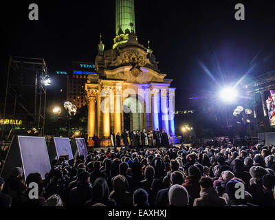 Anlässlich des Euromaidan 12. November 2014 in Kiew betete Ukrainer für den Frieden im eigenen Land. Heute wurde bekannt, dass Präsident Poroshenko unterzeichnete ein Dekret, das den Helden im Himmel Hunderte Titel Held der Ukraine verliehen. 21. November 2014. © Igor Golovniov/ZUMA Draht/Alamy Live-Nachrichten Stockfoto