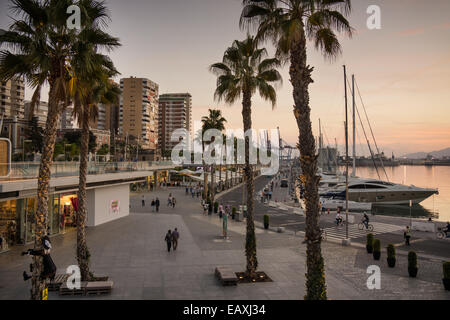 MUELLE UNO MALAGA SPANIEN ABEND LEICHTE MALAGUETA Stockfoto