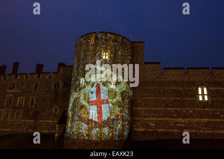 Schloss Windsor, Berkshire, UK.  21. November 2014.  Königliche Bilder werden auf einem der Türme des Windsor Castle als Teil der Städte Weihnachtsfeierlichkeiten projiziert.  Die Projektionen werden fortgesetzt, bis 6. Januar 2015 Credit: Ed Brown/Alamy Live News Stockfoto