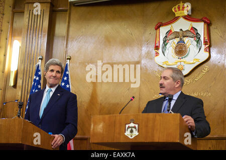 US-Außenminister John Kerry hört jordanische Außenminister Nasser Judeh sprechen während einer gemeinsamen Pressekonferenz nach ein trilaterales Treffen mit König Abdullah II von Jordanien und der israelische Ministerpräsident Benjamin Netanyahu und bilaterale Treffen Stockfoto