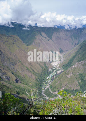 Ansicht der hidroelectrica (Wasserkraftwerk) auf der Vilcanota Fluss von Machu Picchu. Stockfoto