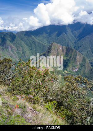 Die Inka-Ruinen von Machu Picchu und der kleine Berg Huayna Picchu, fotografiert beim Klettern Montaña Machu Picchu in der Nähe von Ag Stockfoto