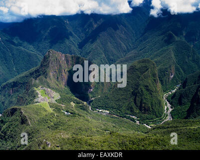 Die Inka-Ruinen von Machu Picchu und der kleine Berg Huayna Picchu, fotografiert von oben auf Monta – ein Machu Picchu, in der Nähe von Aguas C Stockfoto