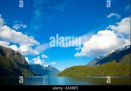 Wolken über Lake Manapouri, Neuseeland Stockfoto