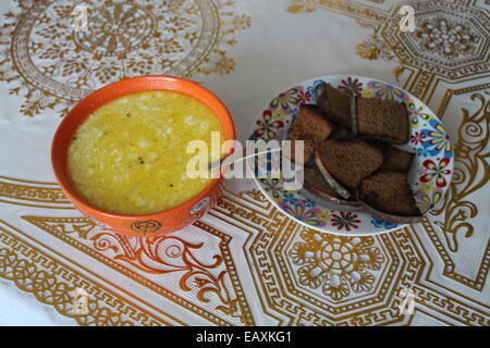 schmackhafte vegetarische gesunde Suppe aus Kohl mit trockenen Rue Brot Stockfoto