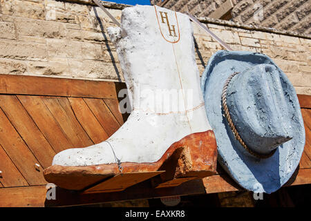 Cowboy-Hut und Boot außerhalb Hauptsitz Hüte speichern in Fredericksburg, Texas USA Stockfoto