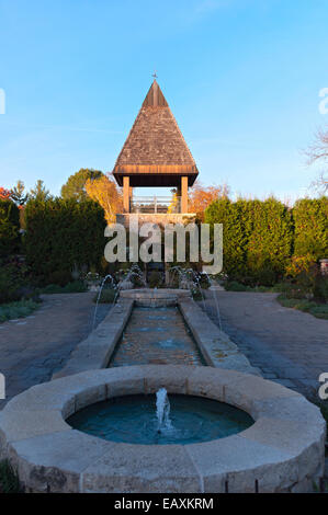 Olbrich botanischen Gärten in Madison Wisconsin am Steinturm und Pool mit Springbrunnen Stockfoto