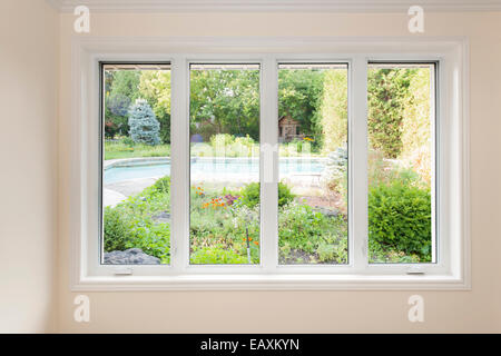 Bereich "großen vier" Fenster mit Blick auf Sommer Garten mit Pool und Garten Stockfoto