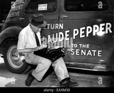 Dieses Foto zeigt einen Nachrichtensprecher über die Kampagne des US-Senators Claude Pepper in Tampa. Das Bild fängt den historischen Moment der politischen Berichterstattung während der Wahlperiode ein und zeigt die Rolle der Medien bei der Dokumentation politischer Ereignisse. Stockfoto