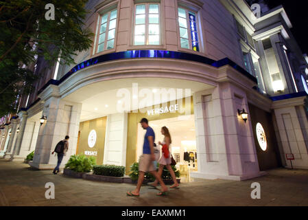 Passanten Sie Gehen am 21.11.2014 ein Einem Versace-Shop in Ho-Chi-Minh-Stadt (Vietnam) machen. Foto: Bodo Marks/dpa Stockfoto