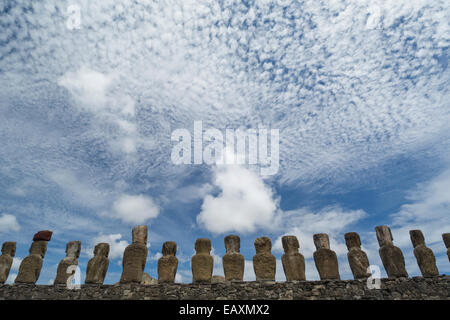 Chile, Osterinsel, Hanga Nui. Rapa Nui Nationalpark, Ahu Tongariki. 15 große Moi Statuen auf die größte zeremonielle plat Stockfoto