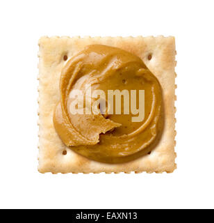 Peanut Butter auf einem Saltine Cracker isoliert auf einem weißen Hintergrund. Stockfoto