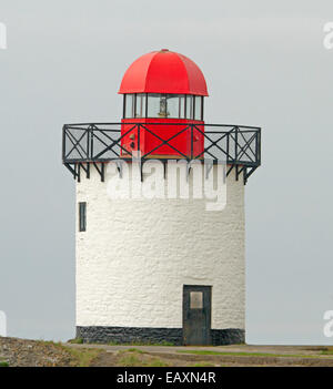 Alte restaurierte & operativen Leuchtturm mit weißen Rundturm und leuchtend rote gewölbte Licht am Burry Port Hafen in Wales Stockfoto