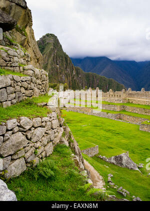 Blick auf den Main Plaza an der Inka-ruinen von Machu Picchu, Huayna Picchu steigende im Hintergrund, in der Nähe von Aguas Calientes, pe Stockfoto